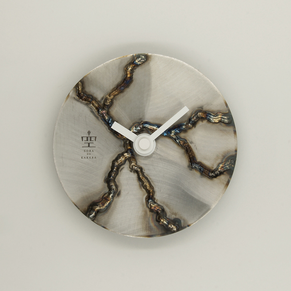 志賀正章がデザインした金属の時計　titleはcircle clock 100 steel welding