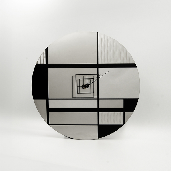 志賀正章がデザインした金属の時計　titleはpolishing position (mondrian-inspired)