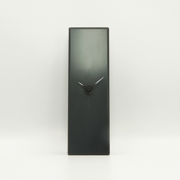 志賀正章がデザインした金属の時計　titleはquiet reality black iron