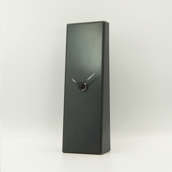 志賀正章がデザインした金属の時計 titleはquiet reality black iron