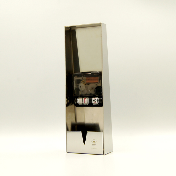 志賀正章がデザインした金属の時計　titleはquiet reality sus mirror