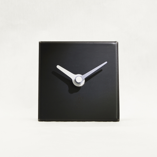 志賀正章がデザインした金属の時計　titleはsquare clock 80 black iron
