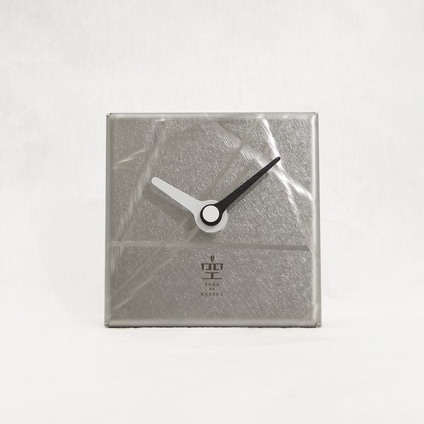 志賀正章がデザインした金属の時計　titleはsquare clock 80 sus ivy