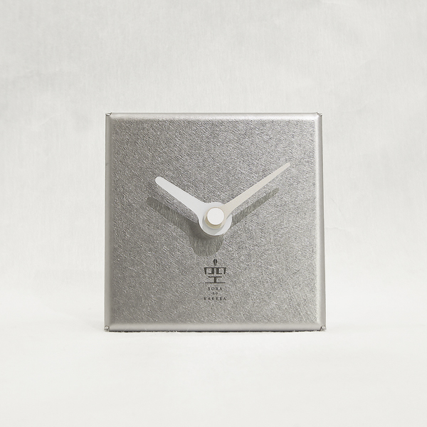 志賀正章がデザインした金属の時計　titleはsquare clock 80 sus vb