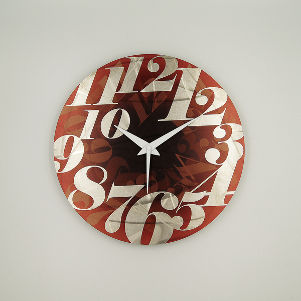 志賀正章がデザインした金属の時計　titleはTime is one