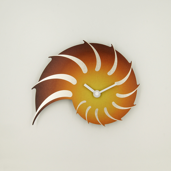 志賀正章がデザインした金属の時計 titleはammonite gradation