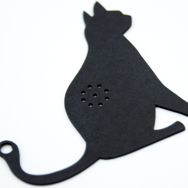 志賀正章がデザインしたpinhole stand marker titleは黒猫 black cat　スマホスタンド・ピンホールメガネ・ブックマーカーとして
