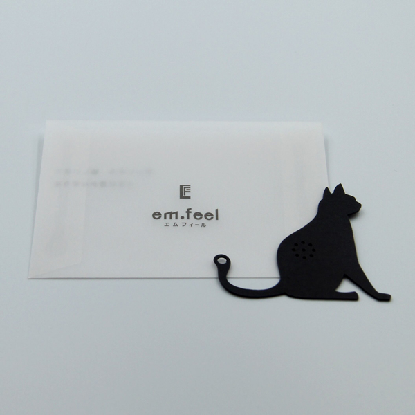 志賀正章がデザインしたpinhole stand marker titleは黒猫 black cat　スマホスタンド・ピンホールメガネ・ブックマーカーとして